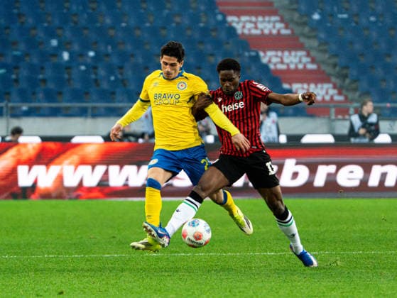 Grant Leon Ranos Eintracht Braunschweig, 25 in duel against William Joseph Gabriel Kokolo Hannover 96, 19 Hannover 96 vs Eintracht Braunschweig, Football, 2 Bundesliga, Matchday 27, Season 2025 2026, 20 03 2026 DFL REGULATIONS PROHIBIT ANY USE OF PHOTOGRAPHS AS IMAGE SEQUENCES AND OR QUASI VIDEO, Hannover 96 vs Eintracht Braunschweig, Football, 2 Bundesliga, Matchday 27, Season 2025 2026, 20 03 2026 Hannover Copyright: xEibner-Pressefoto DamianxKruczynx EP_DKI