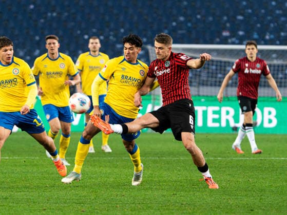 Johan Gomez Eintracht Braunschweig, 44 in duel against Maik Nawrocki Hannover 96, 06 Hannover 96 vs Eintracht Braunschweig, Football, 2 Bundesliga, Matchday 27, Season 2025 2026, 20 03 2026 DFL REGULATIONS PROHIBIT ANY USE OF PHOTOGRAPHS AS IMAGE SEQUENCES AND OR QUASI VIDEO, Hannover 96 vs Eintracht Braunschweig, Football, 2 Bundesliga, Matchday 27, Season 2025 2026, 20 03 2026 Hannover Copyright: xEibner-Pressefoto DamianxKruczynx EP_DKI