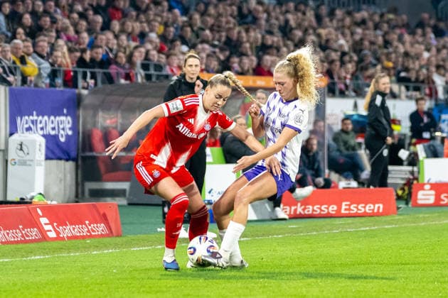 Duel between Giulia Gwinn FC Bayern Muenchen, 07 and Julie Terlinden SGS Essen, 02 SGS Essen vs FC Bayern Muenchen, Football, Womens Bundesliga, 21 Matchday, Season 2025 2026, 20 03 2026 DFL DFB Regulations prohibit any use of Photographs as image sequences and or Quasivideo SGS Essen vs FC Bayern Muenchen, Football, Womens Bundesliga, 21 Matchday, Season 2025 2026, 20 03 2026 Essen Copyright: xEibner-Pressefoto ThomasxHaeslerx EP_THR
