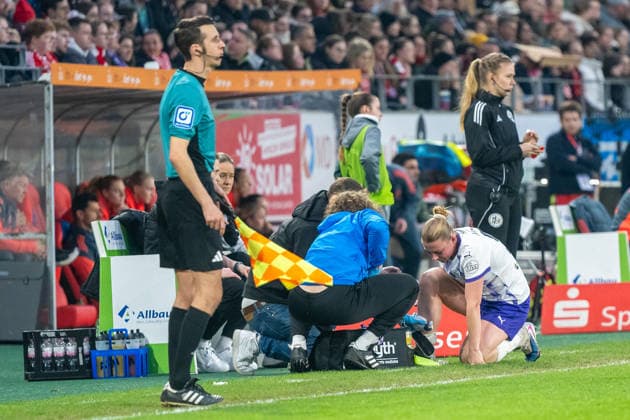 Ramona Maier SGS Essen, 09 must be treated on the sidelines SGS Essen vs FC Bayern Muenchen, Football, Womens Bundesliga, Matchday 21, Season 2025 2026, 20 03 2026 DFL DFB Regulations prohibit any use of Photographs as image sequences and or Quasivideo SGS Essen vs FC Bayern Muenchen, Football, Womens Bundesliga, Matchday 21, Season 2025 2026, 20 03 2026 Essen Copyright: xEibner-Pressefoto ThomasxHaeslerx EP_THR