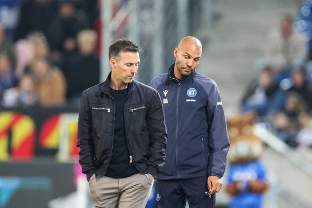 dissatisfied Christian Eichner Karlsruher SC, Head Coach Daniel Gordon Karlsruher SC, Co Coach , Karlsruher SC vs SpVgg Greuther Fuerth, 2 Bundesliga, 27 Matchday, 2025 2026, 20 03 2026, DFL REGULATIONS PROHIBIT ANY USE OF PHOTOGRAPHS AS IMAGE SEQUENCES AND OR QUASI VIDEO, Karlsruher SC vs SpVgg Greuther Fuerth, 2 Bundesliga, 27 Matchday, 2025 2026, 20 03 2026 Karlsruhe Copyright: xEibner-Pressefoto JanxPrihodax EP_JPA