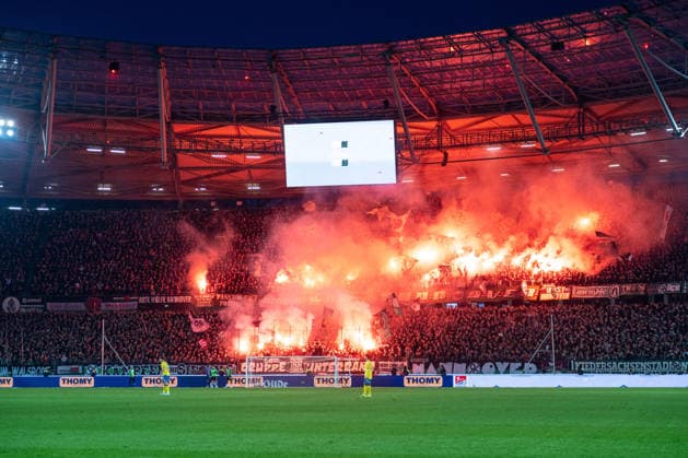 2 Bundesliga Hannover 96 Eintracht Braunschweig on 20 03 2026 at the HDI Arena in Hannover Fans of Hoover 96 set Bengal fire to the derby in Hannover MT