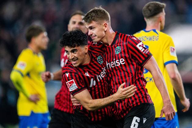20 03 2026 Soccer, 2025 2026, 2 Bundesliga, Matchday 27, Hannover 96 Eintracht Braunschweig R Maik Nawrocki Hannover celebrates after his goal to 1 0 with L Husseyn Chakroun Hannover DFL REGULATIONS PROHIBIT ANY USE OF PHOTOGRAPHS AS IMAGE SEQUENCES AND OR QUASI VIDEO