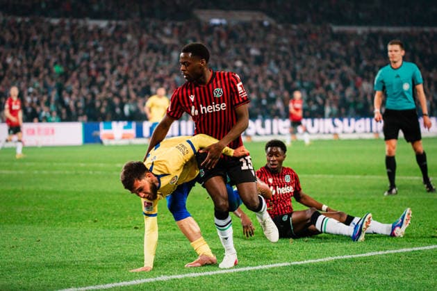 2 Bundesliga Hannover 96 vs Eintracht Braunschweig, 20 03 2026 William Joseph Gabriel Kokolo Hannover 96, 19 and Mehmet Can Aydin Eintracht Braunschweig, 8 get into each other, scuffle Football, 2 Bundesliga, Matchday 27 Hannover 96 vs Eintracht Braunschweig on 20 03 2026 at Heinz von Heiden Arena, Hannover DFL REGULATIONS PROHIBIT ANY USE OF PHOTOGRAPHS AS IMAGE SEQUENCES AND OR QUASI VIDEO Copyright: xBEAUTIFULxSPORTS Tonhäuserx