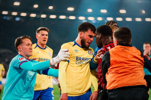 2 Bundesliga Hannover 96 vs Eintracht Braunschweig, 20 03 2026 William Joseph Gabriel Kokolo Hannover 96, 19 and Mehmet Can Aydin Eintracht Braunschweig, 8 get into each other, scuffle Football, 2 Bundesliga, Matchday 27 Hannover 96 vs Eintracht Braunschweig on 20 03 2026 at Heinz von Heiden Arena, Hannover DFL REGULATIONS PROHIBIT ANY USE OF PHOTOGRAPHS AS IMAGE SEQUENCES AND OR QUASI VIDEO Copyright: xBEAUTIFULxSPORTS Tonhäuserx