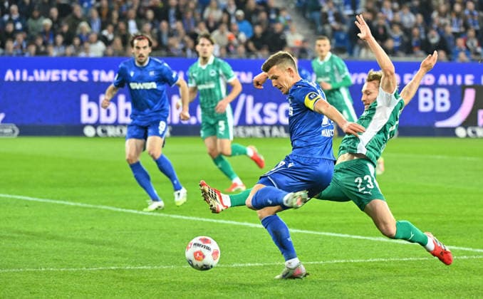 20 03 2026 Soccer Season 2025 2026 2 Soccer Bundesliga 27 Matchday Karlsruher SC KSC Karlsruhe SpVgg Greuther Fürth SGF Kleeblatt Sportfoto Zink MeZi xmexzix DFL regulations prohibit any use of photographs as image sequences and or quasi video only for editorial use Marvin Wanitzek 10, Karlsruher SC KSC Jannik Dehm 23, SpVgg Greuther Fürth, rechts