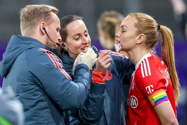20.03.2026, Fußball, 1. Frauen Bundesliga, SGS Essen - FC Bayern München, Stadion Hafenstraße, Google Pixel Frauenbundesliga, 21. Spieltag, Saison 2025 2026: Glodis Viggosdottir (FC Bayern Muenchen 04) muss verletzt am Kopf medizinisch behandelt werden Kinn DFB regulations prohibit any use of photographs as image sequences and or quasi-video. Nordrhein-Westfalen Deutschland *** 20 03 2026, Football, 1 Womens Bundesliga, SGS Essen FC Bayern München, Stadion Hafenstraße, Google Pixel Frauenbundesliga, 21 Spieltag, Saison 2025 2026 Glodis Viggosdottir FC Bayern Muenchen 04 must receive medical treatment for head injury Kinn DFB regulations prohibit any use of photographs as image sequences and or quasi video Nordrhein Westfalen Germany