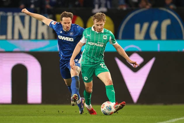 Jannik Dehm SpVgg Greuther Fuerth, 23 in duel with Christoph Kobald Karlsruher SC, 22 , Karlsruher SC vs SpVgg Greuther Fuerth, 2 Bundesliga, Matchday 27, 2025 2026, 20 03 2026, DFL REGULATIONS PROHIBIT ANY USE OF PHOTOGRAPHS AS IMAGE SEQUENCES AND OR QUASI VIDEO, Karlsruher SC vs SpVgg Greuther Fuerth, 2 Bundesliga, 27 Matchday, 2025 2026, 20 03 2026 Karlsruhe Copyright: xEibner-Pressefoto JanxPrihodax EP_JPA