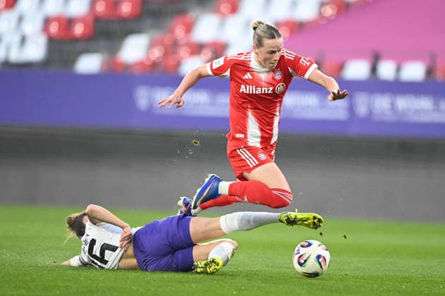 Jacqueline MEISSNER Meissner, SGS Essen fouls Franziska KETT M and receives the red card, sending off, SGS Essen FC Bayern Muenchen Football Google Pixel Bundesliga Womens Season 2025 2026, 21 Matchday, Matchday21 on 20 03 2026 at Stadion an der Hafenstrasse Essen, Â