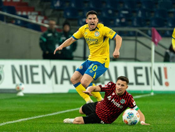 Enzo Leopold Hannover 96, 08 graetscht in Robin Heusser Eintracht Braunschweig, 30 rein Hannover 96 vs Eintracht Braunschweig, Football, 2 Bundesliga, Matchday 27, Season 2025 2026, 20 03 2026 DFL REGULATIONS PROHIBIT ANY USE OF PHOTOGRAPHS AS IMAGE SEQUENCES AND OR QUASI VIDEO, Hannover 96 vs Eintracht Braunschweig, Football, 2 Bundesliga, Matchday 27, Season 2025 2026, 20 03 2026 Hannover Copyright: xEibner-Pressefoto DamianxKruczynx EP_DKI