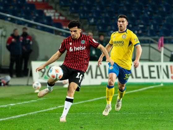 Husseyn Chakroun Hannover 96, 14 after the duel against Robin Heusser Eintracht Braunschweig, 30 Hannover 96 vs Eintracht Braunschweig, Football, 2 Bundesliga, Matchday 27, Season 2025 2026, 20 03 2026 DFL REGULATIONS PROHIBIT ANY USE OF PHOTOGRAPHS AS IMAGE SEQUENCES AND OR QUASI VIDEO, Hannover 96 vs Eintracht Braunschweig, Football, 2 Bundesliga, Matchday 27, Season 2025 2026, 20 03 2026 Hannover Copyright: xEibner-Pressefoto DamianxKruczynx EP_DKI