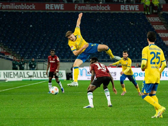 Florian Flick Eintracht Braunschweig, 06 in duel against Noel Aseko Nkili Hannover 96, 15 Hannover 96 vs Eintracht Braunschweig, Football, 2 Bundesliga, Matchday 27, Season 2025 2026, 20 03 2026 DFL REGULATIONS PROHIBIT ANY USE OF PHOTOGRAPHS AS IMAGE SEQUENCES AND OR QUASI VIDEO, Hannover 96 vs Eintracht Braunschweig, Football, 2 Bundesliga, Matchday 27, Season 2025 2026, 20 03 2026 Hannover Copyright: xEibner-Pressefoto DamianxKruczynx EP_DKI