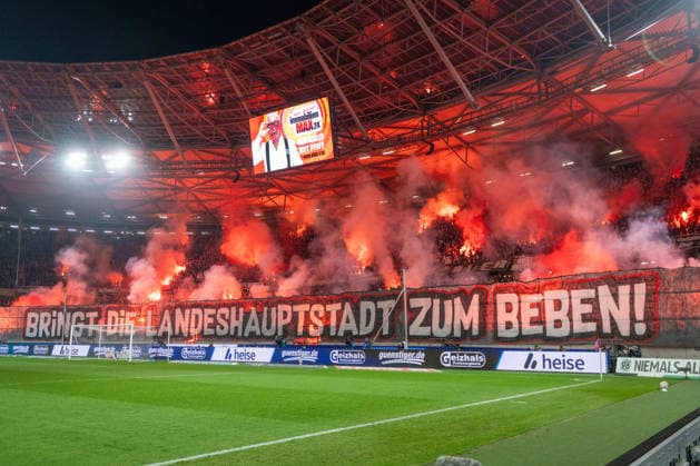 2 Bundesliga Hannover 96 Eintracht Braunschweig on 20 03 2026 at the HDI Arena in Hannover Fans of Hoover 96 set Bengal fire to the derby in Hannover MT