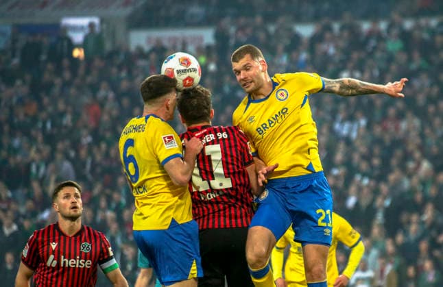 Germany Soccer 2 Bundesliga 2025 2026, Matchday 27 Hannover 96 vs Eintracht Braunschweig Heinz von Heiden Arena Stadion Hannover Benedikt Pichler Hannover 96, 11 Kevin Ehlers Eintracht Braunschweig, 21 Florian Flick Eintracht Braunschweig, 6 Hannover Copyright: xAymanxAlahmedx