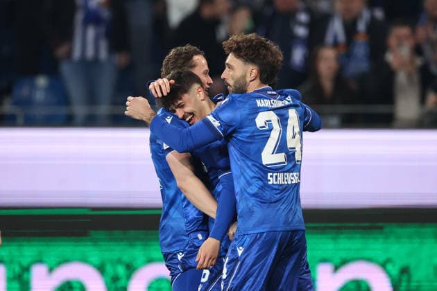 Rafael Pinto Pedrosa Karlsruher SC, 36 celebrates after scoring the equalizer Fabian Schleusener Karlsruher SC, 24 Christoph Kobald Karlsruher SC, 22 , Karlsruher SC vs SpVgg Greuther Fuerth, 2 Bundesliga, 27 Matchday, 2025 2026, 20 03 2026, DFL REGULATES PROHIBIT ANY USE OF PHOTOGRAPHS AS IMAGE SEQUENCES AND OR QUASI VIDEO, Karlsruher SC vs SpVgg Greuther Fuerth, 2 Bundesliga, 27 Matchday, 2025 2026, 20 03 2026 Karlsruhe Copyright: xEibner-Pressefoto JanxPrihodax EP_JPA
