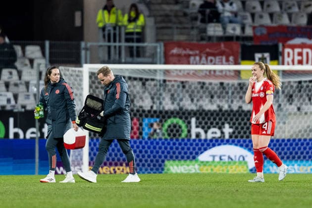 GOOGLE PIXEL Womens Bundesliga, SGS Essen FC Bayern Munich 20 03 2026 Glodis Perla Viggosdottir FC Bayern Munich, 4 laughing after duel and injury GOOGLE PIXEL Womens Bundesliga, SGS Essen FC Bayern Munich, Essen, Stadion an der Hafenstrasse on 20 03 2026 DFB REGULATIONS PROHIBIT ANY USE OF PHOTOGRAPHS AS IMAGE SEQUENCES AND OR QUASI VIDEO Copyright: xBEAUTIFULxSPORTS Wunderlx