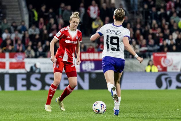 GOOGLE PIXEL Womens Bundesliga, SGS Essen FC Bayern Munich 20 03 2026 duel Carolin Simon FC Bayern Munich, 30 , Beke Sterner SGS Essen, 19 GOOGLE PIXEL Womens Bundesliga, SGS Essen FC Bayern Munich, Essen, Stadion an der Hafenstrasse on 20 03 2026 DFB REGULATIONS PROHIBIT ANY USE OF PHOTOGRAPHS AS IMAGE SEQUENCES AND OR QUASI VIDEO Copyright: xBEAUTIFULxSPORTS Wunderlx