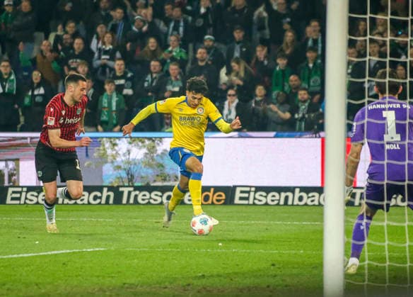 Germany Soccer 2 Bundesliga 2025 2026, Matchday 27 Hannover 96 vs Eintracht Braunschweig Heinz von Heiden Arena Stadion Hannover Goal chance Johan Gomez Johan Gomez Eintracht Braunschweig, 44 Hannover Copyright: xAymanxAlahmedx