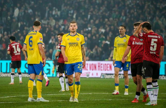 Germany Soccer 2 Bundesliga 2025 2026, Matchday 27 Hannover 96 vs Eintracht Braunschweig Heinz von Heiden Arena Stadion Hannover Kevin Ehlers Eintracht Braunschweig, 21 Florian Flick Eintracht Braunschweig, 6 Hannover Copyright: xAymanxAlahmedx