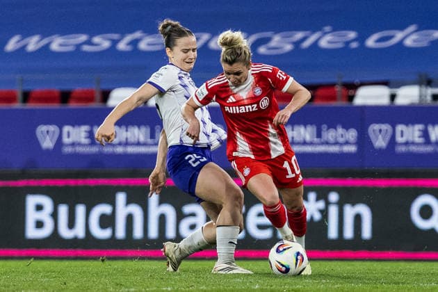 GOOGLE PIXEL Womens Bundesliga, SGS Essen FC Bayern Munich 20 03 2026 duel Paulina Platner SGS Essen, 25 , Linda Dallmann FC Bayern Munich, 10 GOOGLE PIXEL Womens Bundesliga, SGS Essen FC Bayern Munich, Essen, Stadion an der Hafenstrasse on 20 03 2026 DFB REGULATIONS PROHIBIT ANY USE OF PHOTOGRAPHS AS IMAGE SEQUENCES AND OR QUASI VIDEO Copyright: xBEAUTIFULxSPORTS Wunderlx
