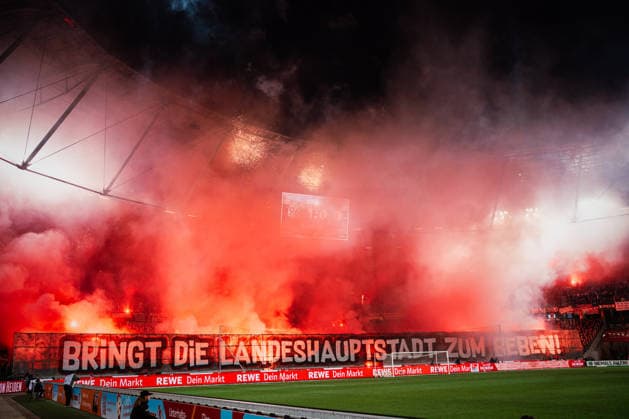 2. Bundesliga: Hannover 96 vs. Eintracht Braunschweig, 20.03.2026 Choreografie von Hannover 96 mit Pyrotechnik und Feuerwerk; Fußball, 2. Bundesliga, 27. Spieltag: Hannover 96 vs. Eintracht Braunschweig am 20.03.2026 in der Heinz von Heiden Arena, Hannover DFL REGULATIONS PROHIBIT ANY USE OF PHOTOGRAPHS AS IMAGE SEQUENCES AND OR QUASI-VIDEO. *** 2 Bundesliga Hannover 96 vs Eintracht Braunschweig, 20 03 2026 Choreography of Hannover 96 with pyrotechnics and fireworks Football, 2 Bundesliga, 27 Matchday Hannover 96 vs Eintracht Braunschweig on 20 03 2026 at Heinz von Heiden Arena, Hannover DFL REGULATIONS PROHIBIT ANY USE OF PHOTOGRAPHS AS IMAGE SEQUENCES AND OR QUASI VIDEO Copyright: xBEAUTIFULxSPORTS Tonhäuserx