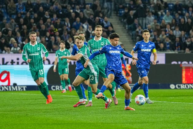 2 Bundesliga, Karlsruher SC vs SpVgg Greuther Fürth, 20 03 2026 Louey Ben Farhat Karlsruher SC, 19 on the ball in the sixteen of Fürth 2 Bundesliga, Karlsruher SC vs SpVgg Greuther Fürth, BBBank Wildpark Karlsruhe, 20 03 2026 DFB DFL REGULATIONS PROHIBIT ANY USE OF PHOTOGRAPHS AS IMAGE SEQUENCES AND OR QUASI VIDEO Copyright: xBEAUTIFULxSPORTS Boscox