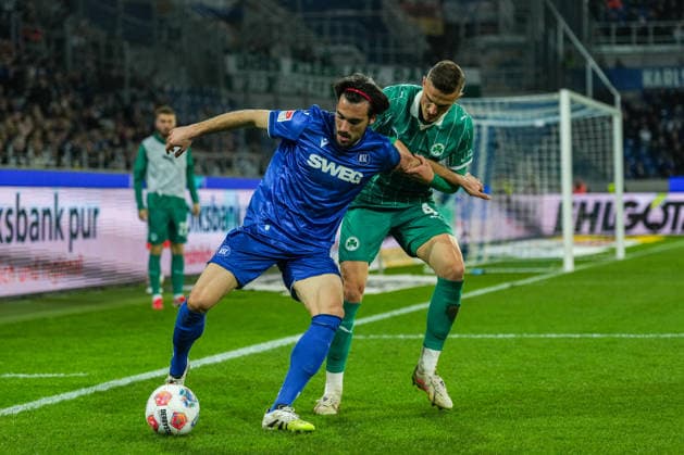 2 Bundesliga, Karlsruher SC vs SpVgg Greuther Fürth, 20 03 2026 duel between Philipp Ziereis SpVgg Greuther Fürth, 4 and Roko Å imiÄ‡ Karlsruher SC, 9 2 Bundesliga, Karlsruher SC vs SpVgg Greuther Fürth, BBBank Wildpark Karlsruhe, 20 03 2026 DFB DFL REGULATIONS PROHIBIT ANY USE OF PHOTOGRAPHS AS IMAGE SEQUENCES AND OR QUASI VIDEO Copyright: xBEAUTIFULxSPORTS Boscox