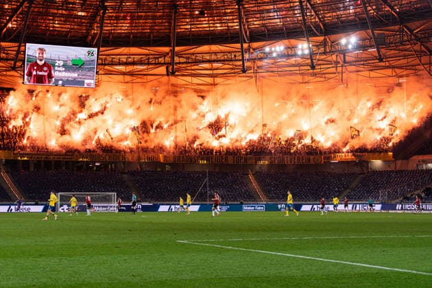 Pyrotechnics, Derby, Match interruption Hannover 96 vs Eintracht Braunschweig, Football, Bundesliga 2, Matchday 27, Season 2025 2026, 20 03 2026 DFL REGULATES PROHIBIT ANY USE OF PHOTOGRAPHS AS IMAGE SEQUENCES AND OR QUASI VIDEO, Hannover 96 vs Eintracht Braunschweig, Football, Bundesliga 2, Matchday 27, Season 2025 2026, 20 03 2026 Hannover Copyright: xEibner-Pressefoto DamianxKruczynx EP_DKI