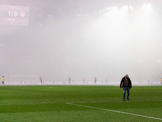 Interruption of the match due to pyrotechnics Hannover 96 vs Eintracht Braunschweig, Football, Bundesliga 2, Matchday 27, Season 2025 2026, 20 03 2026 DFL REGULATES PROHIBIT ANY USE OF PHOTOGRAPHS AS IMAGE SEQUENCES AND OR QUASI VIDEO, Hannover 96 vs Eintracht Braunschweig, Football, Bundesliga 2, Matchday 27, Season 2025 2026, 20 03 2026 Hannover Copyright: xEibner-Pressefoto DamianxKruczynx EP_DKI
