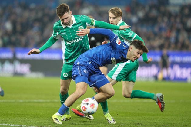 Rafael Pinto Pedrosa Karlsruher SC, 36 in duel with Branimir Hrgota SpVgg Greuther Fuerth, 10 , Karlsruher SC vs SpVgg Greuther Fuerth, 2 Bundesliga, Matchday 27, 2025 2026, 20 03 2026, DFL REGULATIONS PROHIBIT ANY USE OF PHOTOGRAPHS AS IMAGE SEQUENCES AND OR QUASI VIDEO, Karlsruher SC vs SpVgg Greuther Fuerth, 2 Bundesliga, 27 Matchday, 2025 2026, 20 03 2026 Karlsruhe Copyright: xEibner-Pressefoto JanxPrihodax EP_JPA