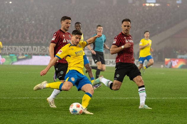 Germany Soccer 2 Bundesliga, Matchday 27 2025 2026, Hannover 96 Eintracht Braunschweig on 20 03 in Hannover Heinz von Heiden Arena Robin Heußer Eintracht Braunschweig 30 Virgil Ghita Hannover 96 5 Copyright: xSvenxHeidmannx