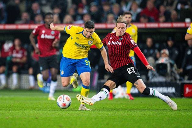 20 03 2026 Soccer, 2025 2026, 2 Bundesliga, Matchday 27, Hannover 96 Eintracht Braunschweig L R Robin Heußer Braunschweig , Stefan Teitur Thordarson Hannover DFL REGULATIONS PROHIBIT ANY USE OF PHOTOGRAPHS AS IMAGE SEQUENCES AND OR QUASI VIDEO