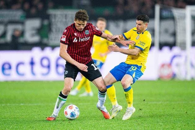 20 03 2026 Soccer, 2025 2026, 2 Bundesliga, Matchday 27, Hannover 96 Eintracht Braunschweig L R Benedikt Pichler Hannover , Robin Heußer Braunschweig DFL REGULATIONS PROHIBIT ANY USE OF PHOTOGRAPHS AS IMAGE SEQUENCES AND OR QUASI VIDEO