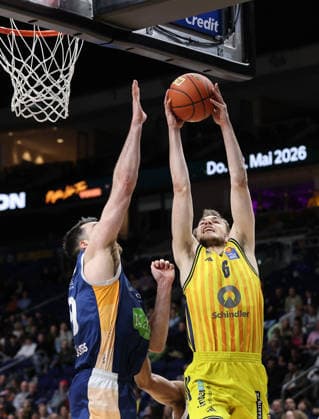 Owen Klassen, Malte Delow on the ball duel Game scene Action Sport Basketball BBL Bundesliga Men 25 Matchday Season 2025 2026 20 03 2026 ALBA Berlin vs Rostock Seawolves