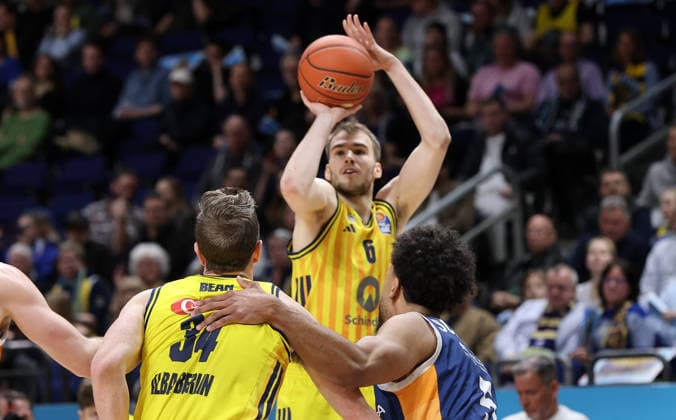 Justin Bean, Malte Delow on the ball, Elia Baggette duel Game scene Action Sport Basketball BBL Bundesliga Men 25 Matchday Season 2025 2026 20 03 2026 ALBA Berlin vs Rostock Seawolves