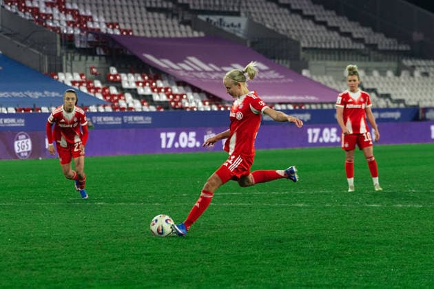 Pernille Harder of FC Bayern München scoring during the Google Pixel Frauen Bundesliga game between SGS Essen and FC Bayern München at Stadion an der Hafenstraße on March 20, 2026 in Essen, Germany Copyright: xLeoniexKiehlx xSPPx Sportspressphoto_SPR114360