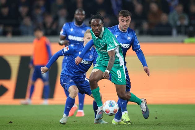 Noel Futkeu SpVgg Greuther Fuerth, 09 in duel with Philipp Foerster Karlsruher SC, 11 and Andreas Mueller Karlsruher SC, 16 , Karlsruher SC vs SpVgg Greuther Fuerth, 2 Bundesliga, Matchday 27, 2025 2026, 20 03 2026, DFL REGULATES PROHIBIT ANY USE OF PHOTOGRAPHS AS IMAGE SEQUENCES AND OR QUASI VIDEO, Karlsruher SC vs SpVgg Greuther Fuerth, 2 Bundesliga, 27 Matchday, 2025 2026, 20 03 2026 Karlsruhe Copyright: xEibner-Pressefoto JanxPrihodax EP_JPA