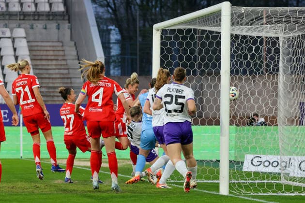 Essen, Germany 20 March 2026 1 Frauenbundesliga 21 Matchday SGS Essen vs FC Bayern Munich Women In the picture from left the fourth goal scorer Linda Dallmann FCB scores the goal to make it 2 0 for FC Bayern Copyright: HMBxMedia MadeleinexFantini