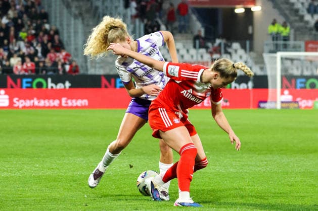 Essen, Germany 20 March 2026 1 Frauenbundesliga 21 Matchday SGS Essen vs FC Bayern Munich Women In the picture from left Julie Terlinden SGS kicks Giulia Gwinn FCB on the foot in a duel and injures her in the process Copyright: HMBxMedia MadeleinexFantini
