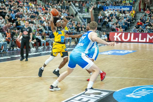 Stefan Smith MHP RIESEN Ludwigsburg, 03 , Till Pape Frankfurt Skyliners, 19 , GER, MHP Riesen vs Skyliners Frankfurt, Basketball Bundesliga, easycredit BBL, 25 Matchday, Season 2025 2026, 20 03 2026, GER, MHP Riesen vs Skyliners Frankfurt, Basketball Bundesliga, easycredit BBL, 25 Matchday, Season 2025 2026, 20 03 2026 Ludwigsburg Copyright: xEibner-Pressefoto SaschaxWaltherx EP_EER