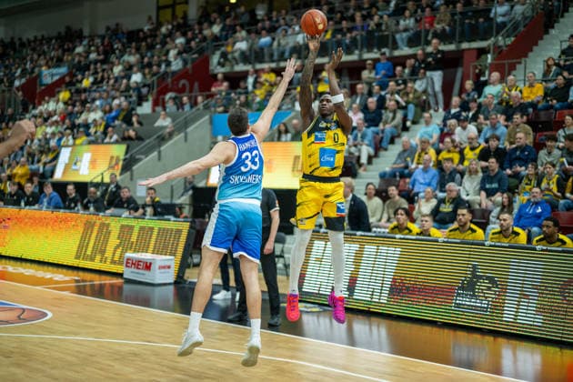 Ryan Hawkins Frankfurt Skyliners, 33 , Babacar Sane MHP RIESEN Ludwigsburg, 00 , GER, MHP Riesen vs Skyliners Frankfurt, Basketball Bundesliga, easycredit BBL, 25 Matchday, Season 2025 2026, 20 03 2026, GER, MHP Riesen vs Skyliners Frankfurt, Basketball Bundesliga, easycredit BBL, 25 Matchday, Season 2025 2026, 20 03 2026 Ludwigsburg Copyright: xEibner-Pressefoto SaschaxWaltherx EP_EER