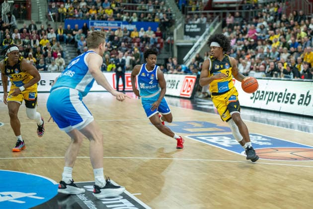 Nahiem Alleyne Frankfurt Skyliners, 04 , Stefan Smith MHP RIESEN Ludwigsburg, 03 , GER, MHP Riesen vs Skyliners Frankfurt, Basketball Bundesliga, easycredit BBL, 25 Matchday, Season 2025 2026, 20 03 2026, GER, MHP Riesen vs Skyliners Frankfurt, Basketball Bundesliga, easycredit BBL, 25 Matchday, Season 2025 2026, 20 03 2026 Ludwigsburg Copyright: xEibner-Pressefoto SaschaxWaltherx EP_EER