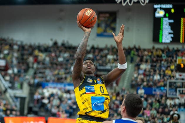 Babacar Sane MHP RIESEN Ludwigsburg, 00 , Ryan Hawkins Frankfurt Skyliners, 33 , GER, MHP Riesen vs Skyliners Frankfurt, Basketball Bundesliga, easycredit BBL, 25 Matchday, Season 2025 2026, 20 03 2026, GER, MHP Riesen vs Skyliners Frankfurt, Basketball Bundesliga, easycredit BBL, 25 Matchday, Season 2025 2026, 20 03 2026 Ludwigsburg Copyright: xEibner-Pressefoto SaschaxWaltherx EP_EER