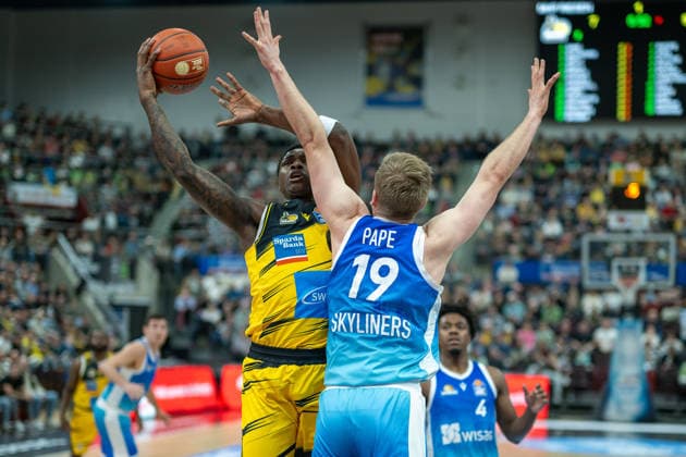 Keeshawn Kellman MHP RIESEN Ludwigsburg, 32 , Till Pape Frankfurt Skyliners, 19 , Nahiem Alleyne Frankfurt Skyliners, 04 , GER, MHP Riesen vs Skyliners Frankfurt, Basketball Bundesliga, easycredit BBL, 25 Matchday, Season 2025 2026, 20 03 2026, GER, MHP Riesen vs Skyliners Frankfurt, Basketball Bundesliga, easycredit BBL, 25 Matchday, Season 2025 2026, 20 03 2026 Ludwigsburg Copyright: xEibner-Pressefoto SaschaxWaltherx EP_EER