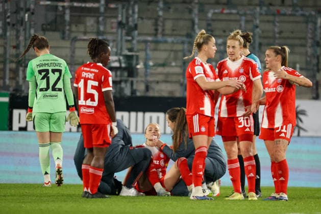 Essen, Germany 20 March 2026 1 Frauenbundesliga 21 Matchday SGS Essen vs FC Bayern Munich Women In the picture Glodis Perla Viggosdottir FCB sits injured on the pitch and receives medical treatment Copyright: HMBxMedia MadeleinexFantini
