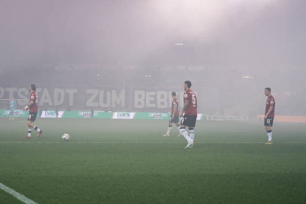 Germany Soccer 2 Bundesliga, Matchday 27 2025 2026, Hannover 96 Eintracht Braunschweig on 20 03 in Hannover Heinz von Heiden Arena The Hannover 96 players keep warm during the intermission Copyright: xSvenxHeidmannx
