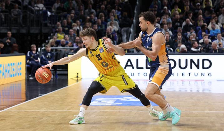 Bennet Hundt on the ball, Elia Baggette duel Game scene Action Sport Basketball BBL Bundesliga Men 25 Matchday Season 2025 2026 20 03 2026 ALBA Berlin vs Rostock Seawolves