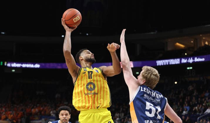Norris Agbakoko on the ball, Bent Leuchten duel Game scene Action Sport Basketball BBL Bundesliga Men 25 Matchday Season 2025 2026 20 03 2026 ALBA Berlin vs Rostock Seawolves