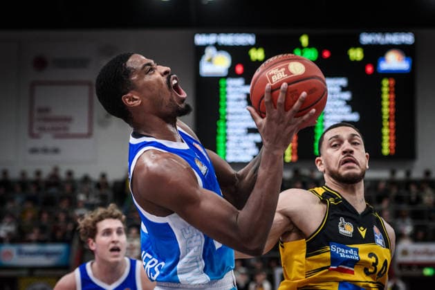 William Christmas Frankfurt Skyliners, 08 Schrei, behind Gavin Schilling MHP RIESEN Ludwigsburg, 34 GER, MHP Riesen Ludwigsburg vs Skyliners Frankfurt, Basketball Bundesliga, easycredit BBL, 25 Spieltag, Spielzeit 2025 2026, 20 03 2026 GER, MHP Riesen Ludwigsburg vs Skyliners Frankfurt, Basketball Bundesliga, easycredit BBL, 25 Spieltag, Spielzeit 2025 2026, 20 03 2026 Ludwigsburg Copyright: xSandyxDinkelackerx EP_SDR