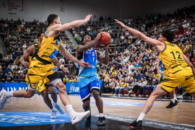 Isaiah Swope Frankfurt Skyliners, 01 surrounded by MHP Riesen li Elijah Hughes MHP RIESEN Ludwigsburg, 07 and Gavin Schilling MHP RIESEN Ludwigsburg, 34 , r Lenny Anigbata MHP RIESEN Ludwigsburg, 12 GER, MHP Riesen Ludwigsburg vs Skyliners Frankfurt, Basketball Bundesliga, easycredit BBL, 25 Matchday, Season 2025 2026, 20 03 2026 GER, MHP Riesen Ludwigsburg vs Skyliners Frankfurt, Basketball Bundesliga, easycredit BBL, 25 Matchday, Season 2025 2026, 20 03 2026 Ludwigsburg Copyright: xSandyxDinkelackerx EP_SDR
